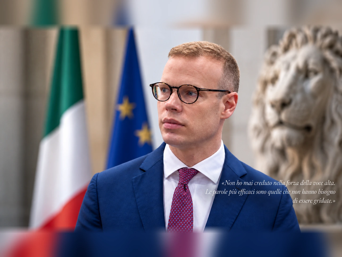 Walter Milan Vincenzoni con la bandiera italiana, la bandiera europea e il Leone di San Marco